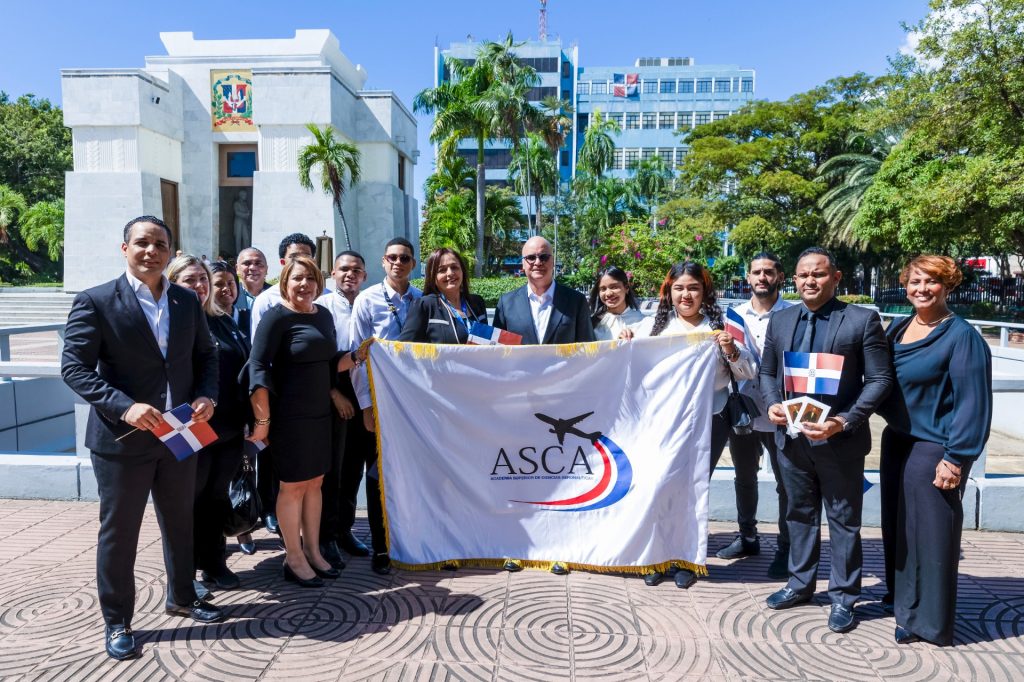 El director general, Igor Rodríguez junto a estudiantes de la Academia del Idac, Asca