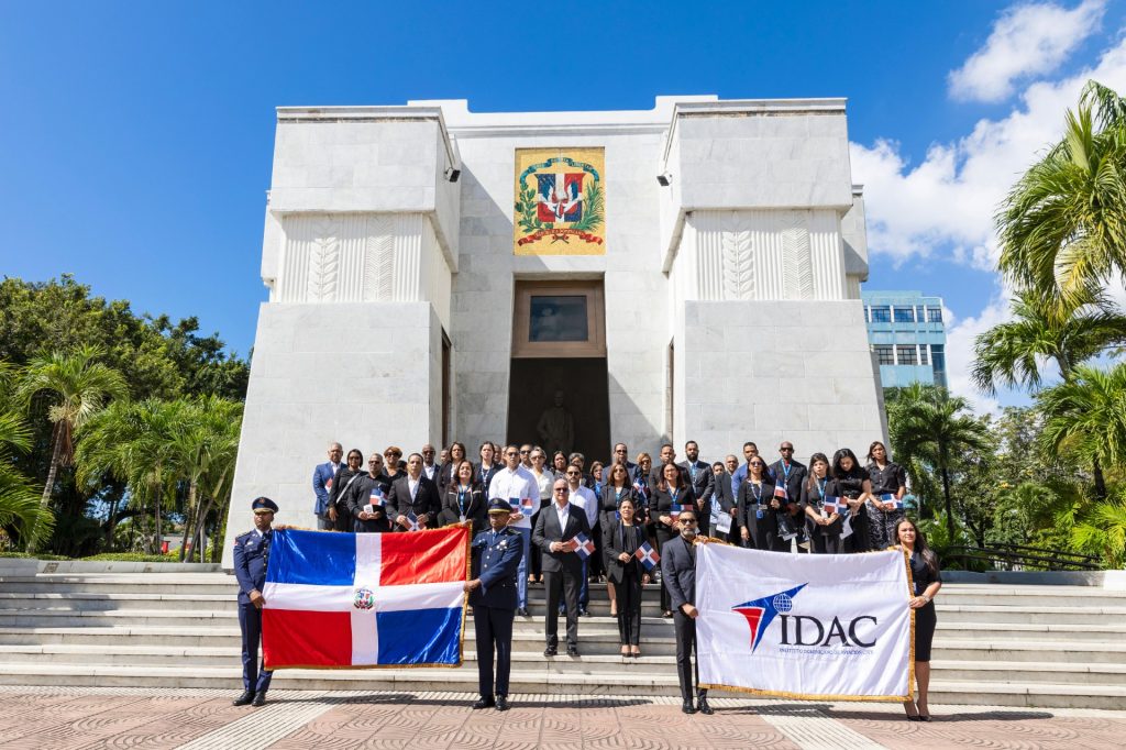 La familia del Instituto Dominicano de Aviación Civil , Idac, durante el homenaje a los héroes independentista