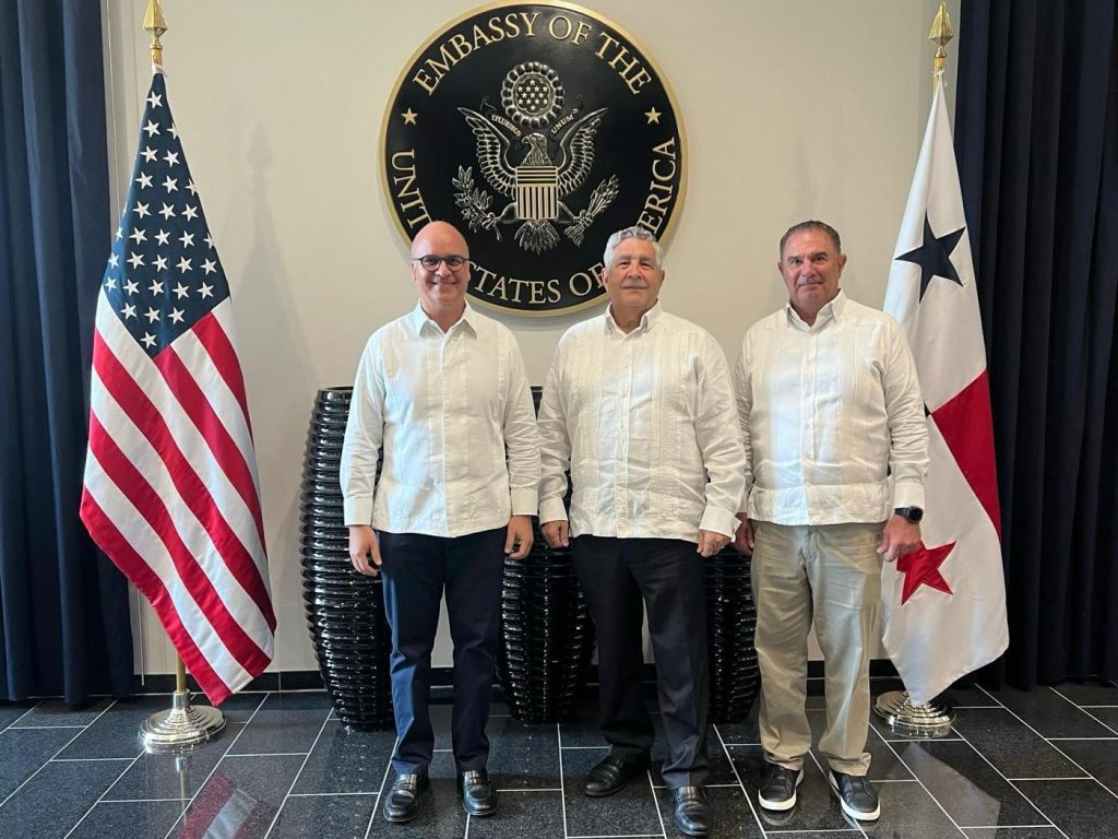 Igor Rodríguez, director general del Idac; Melvin Cintrón, director de la Oficina Hemisférica de la FAA, con sede en Panamá y Antonio Yapor, miembro de la Jac.