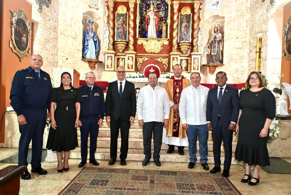 Igor Rodríguez Duran, director general del Idac, junto al ministro de la Presidencia, José Ignacio Paliza; Aimée Plá Puello, subdirectora general del Idac; Héctor Porcella, presidente de la Junta de Aviación Civil, Fard; Víctor Pichardo, director ejecutivo del Departamento Aeroportuario; mayor general piloto Floreal T. Suárez Martínez, Fard; general de brigada piloto Enmanuel Souffront Tamayo. Fard, director del Cesac y Bernarda Franco Candelario, secretaria de la Junta de Aviación Civil, Jac.