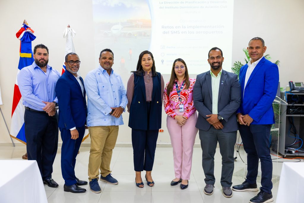 Jorge Salcé, gerente de Seguridad Operacional Aeropuerto Internacional Cibao; Samuel Jiménez, gerente de Seguridad Operacional AERODOM; Roosevelt Peña,  gerente de Seguridad Operacional DINA; Elda Almonte, encargada  Departamento Gestión Estatal de la Seguridad Operacional; Yildis Almonte, Directora Planificación y Desarrollo; Alvin Monegro, gerente de Seguridad Operacional Aeropuerto Internacional Punta Cana y Gerson Mena,  director Vigilancia de la Seguridad Operacional.