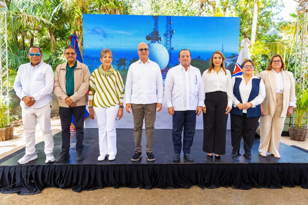 José Ignacio Paliza, ministro de la Presidencia; Igor Rodríguez Durán, director general del Instituto Dominicano de Aviación Civil, Idac; Ginette Bournigal, senadora de la provincia de Puerto Plata; Juan Manuel Méndez García, director del Centro de Operaciones de Emergencias, Coe; Roquelito García, alcalde de Puerto Plata; a la izquierda del ministro, Claritza Rochtte, gobernadora de la provincia de Puerto Plata; Gloria Ceballos, directora del Instituto Dominicano de Meteorología, Indomet, y Bernarda Franco, secretaria de la Junta de Aviación Civil, Jac.