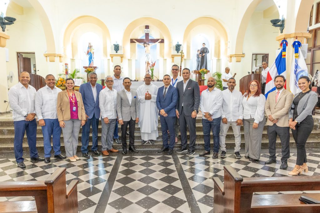 Claudio Martínez Turbí, titular de la Comunicaciones del Idac, Javier Gómez, presidente de la Adeia, junto a otros dirigentes y miembros del gremio durante la misa oficiada en la parroquia San Juan Bosco  como motivo del Día Internacional de la Información Aeronáutica.