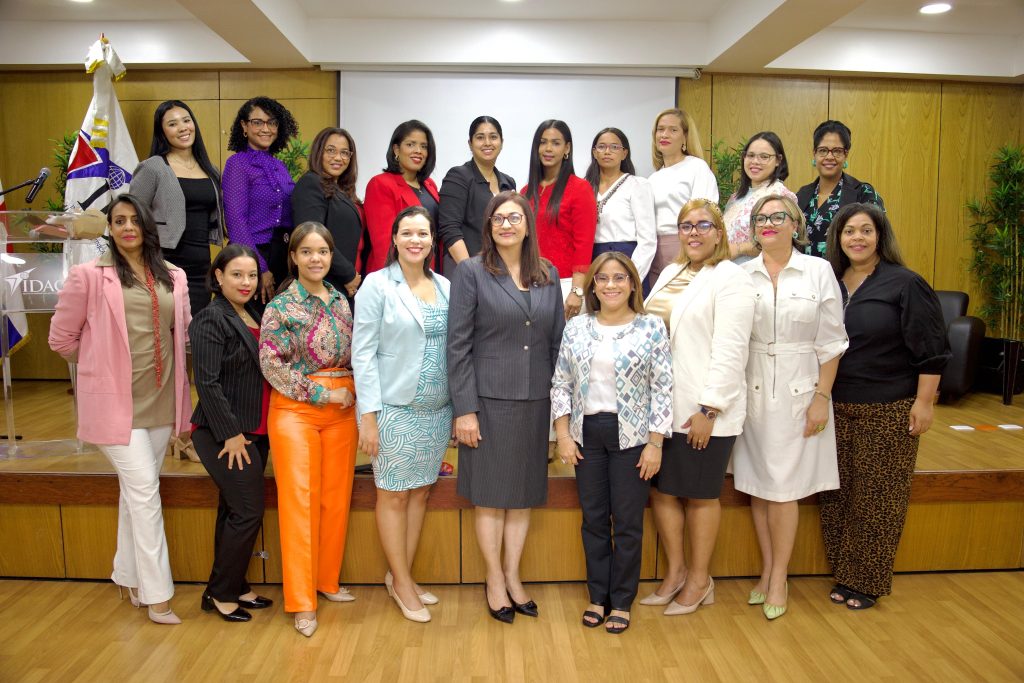 Al centro, vestida de color gris, la directora de Recursos Humanos del IDAC, Maribel López, junto al equipo bajo su dirección celebrando el Día de las Madres. Maribel López, directora de Recursos Humanos del IDAC, pronuncia palabras de aliento y reconocimiento a las laboriosas mujeres que trabajan sin descanso día a día para aportar al cada vez mejor funcionamiento de la entidad, durante el evento preparado “por lo alto” con motivo del Día de las Madres.
