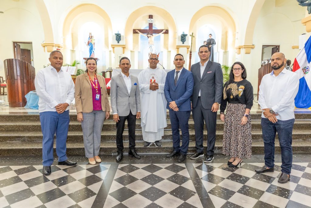 Dirigentes y miembros del gremio durante la misa oficiada en la parroquia San Juan Bosco  como motivo del Día Internacional de la Información Aeronáutica.