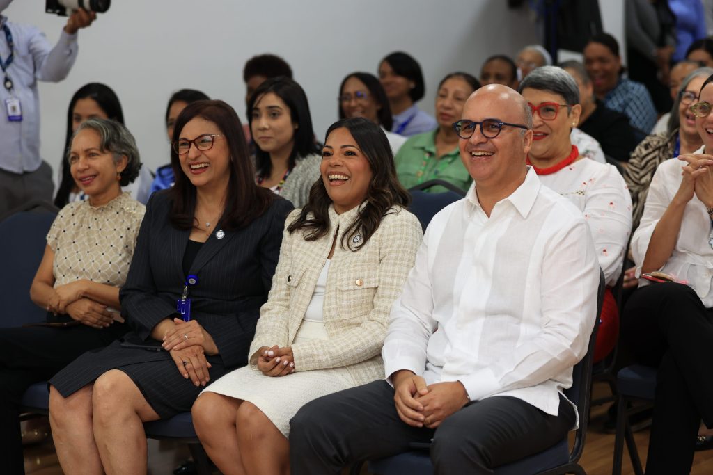 Sonriente, feliz, Igor Rodríguez Durán, director general del Instituto Dominicano de Aviación Civil, durante la celebración del Día de las Madres, junto a la subdirectora del órgano rector de la aviación civil, Paola Aimée Plá Puello, Maribel López, directora de Recursos Humanos y Anastacia Sánchez Herrera, directora Financiera del IDAC.