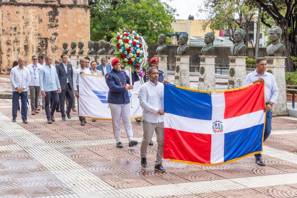  Gerson Mena Rodríguez, director de Vigilancia de la Seguridad Operacional del Idac, Javier Gómez, presidente de la Adeia, junto a dirigentes de la entidad marcha para depositar una ofrenda florar en el Altar de la Patria  con motivo del Día Internacional de la Información Aeronáutica.