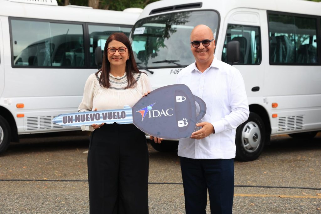 Igor Rodríguez Durán, director general del Idac, junto a la directora de Recursos Humanos Maribel López durante la entrega de siete nuevos autobuses para el transporte de los colaboradores de la institución.