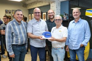 El director general del IDAC, Igor Rodríguez Durán, junto a los miembros del Aeroclub Dominicano 74.