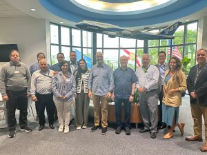 El director general del Instituto Dominicano de Aviación Civil (IDAC), Igor Rodríguez Durán, acompañado por miembros de su equipo y del Centro de Entrenamiento Boeing, durante su visita oficial a las instalaciones.