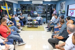 Igor Rodríguez Durán, director general del IDAC durante el encuentro con los miembros del Aeroclub Dominicano 74.
