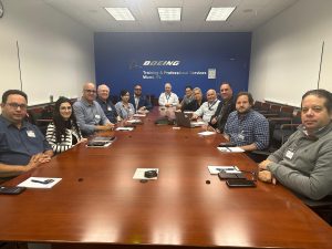 Igor Rodríguez Durán, director general del Instituto Dominicano de Aviación Civil (IDAC), junto a miembros de su equipo y del Centro de Entrenamiento Boeing, durante su visita a dicha instalación.