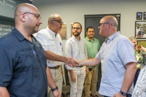 El director general del IDAC, Igor Rodríguez Durán, junto a los miembros del Aeroclub Dominicano 74.