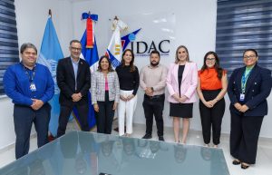 Paola Aimée Plá Puello, subdirectora general del Instituto Dominicano de Aviación Civil (IDAC), junto a la comisión de la aerolínea Jetsmart Colombia.