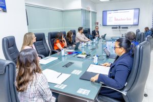 Paola Aimée Plá Puello, subdirectora general del Instituto Dominicano de Aviación Civil (IDAC), junto a la comisión de la aerolínea Jetsmart Colombia.
