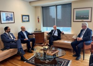 1.  Igor Rodríguez Durán, director general del Instituto Dominicano de Aviación Civil (IDAC); Salvatore Sciacchitano, presidente del Consejo de la Organización de la Aviación Civil Internacional (OACI); Juan Carlos Salazar, secretario General de la OACI y el embajador Bartolomé Pujals, Representante Permanente de la República Dominicana ante la OACI.