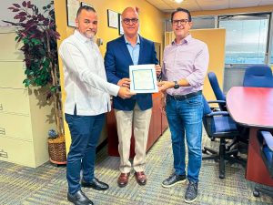 Igor Rodríguez Durán,  director general del Instituto Dominicano de Aviación Civil,  durante entrega de certificado reconocimiento  Taller de Mantenimiento a la empresa Jet Aircraft Maintenance.