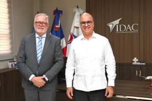 Igor Rodríguez Durán, director general del Instituto Dominicano de Aviación Civil, Idac, junto a Christopher Barks, director regional de la Oficina Nacc de la Oaci.