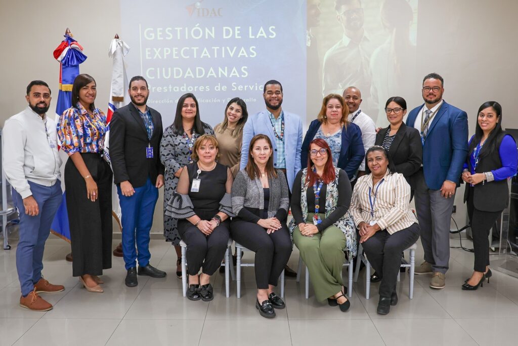 Prestadores de servicios del Idac durante sesión de trabajo de la quinta versión de la Carta Compromiso. al Ciudadano.
