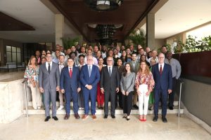 Igor Rodríguez Durán, director general del Instituto Dominicano de Aviación Civil, Idac,  junto a los representantes del evento.