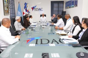 Igor Rodríguez Durán, director general del Instituto Dominicano de Aviación Civil, Idac; Paola Aimée Plá Puello, subdirectora general del Idac; Christopher Barks, director regional de la Oficina Nacc de la Oaci junto a directores y encargados de la institución. 