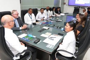 Igor Rodríguez Durán, director general del Instituto Dominicano de Aviación Civil, Idac; Paola Aimée Plá Puello, subdirectora general del Idac; Christopher Barks, director regional de la Oficina Nacc de la Oaci junto a directores y encargados de la institución. 