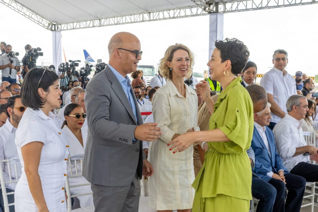 Igor Rodríguez Durán, director general del IDAC; Mónika Infante directora ejecutiva de Aeropuertos Dominicanos Siglo XXI (AERODOM); Sonia Barbry Embajadora de Francia ante la República Dominicana y Biviana Riveiro, directora ejecutiva de ProDominicana.