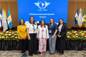 Paola Aimée Plá Puello, subdirectora general del IDAC; Nathali Herasme, presidente de la fundación Mujeres Dominicana en la Aviación (FUMDOAV); Maribel López, directora de Recursos Humanos; Yildis Almonte, directora de Planificación y Desarrollo; y Yeimi Portes Perdomo, directora Legal.