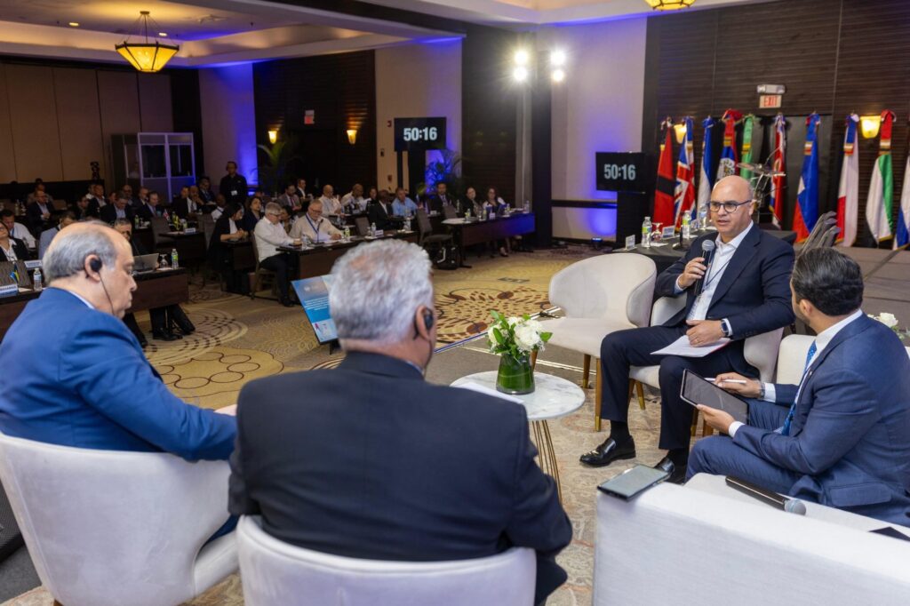  Igor Rodríguez Durán, director general del IDAC durante su participación en el panel “Desafíos del Capital Humano en la Aviación Civil”.