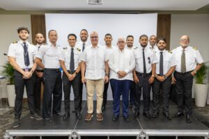 Igor Rodríguez Durán, director general del IDAC junto a nuevos pilotos de la Escuela Aerolatina.