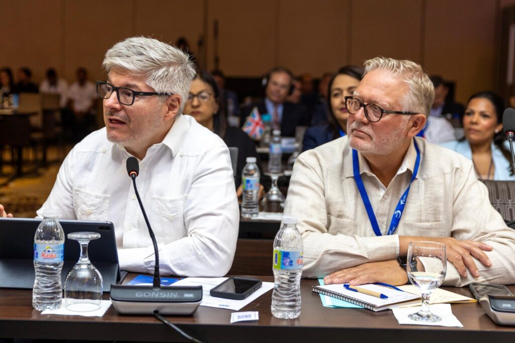 Juan Carlos Salazar; secretario general de Organización de Aviación Civil Internacional (OACI) y Christopher Barks, director de la Oficina Regional NACC.