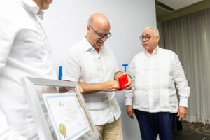 Igor Rodríguez Durán, director general del IDAC recibiendo del director de la Academia Aerolatina, Robin Rodríguez anillo en calidad de egresado.