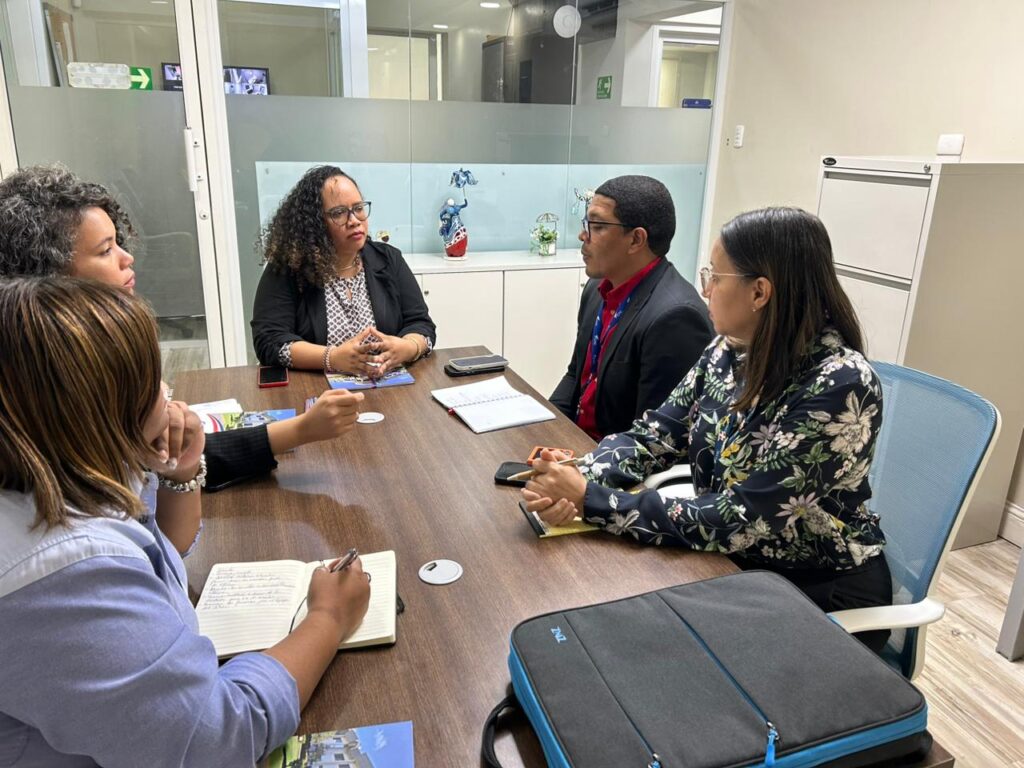 Rosa Matos, encargada de Transversalidad de Género de Isabel María Frías y Bismar Almonte, representantes del Mmujer; Yildis Almonte, y la directora de Planificación del Idac; y José Raúl Vargas, encargado de la División de Igualdad de Género del Idac.