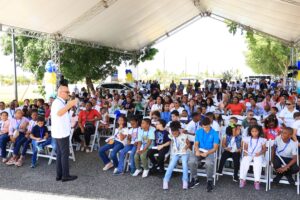 Igor Rodríguez Durán, director general del IDAC durante encuentro con los hijos de colaboradores.