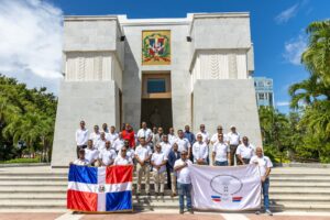 Miembros de ADTEMA depositan ofrenda floral en el Altar de la Patria por su vigésimo octavo aniversario.