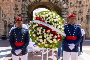 Miembros de ADTEMA durante la ofrenda floral en el Altar de la Patria por su vigésimo octavo aniversario.
