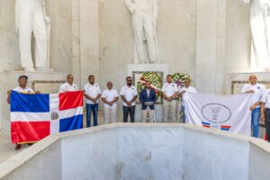 Miembros de ADTEMA durante la ofrenda floral en el Altar de la Patria por su vigésimo octavo aniversario.