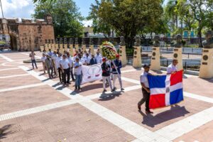 Miembros de ADTEMA durante la ofrenda floral en el Altar de la Patria por su vigésimo octavo aniversario.