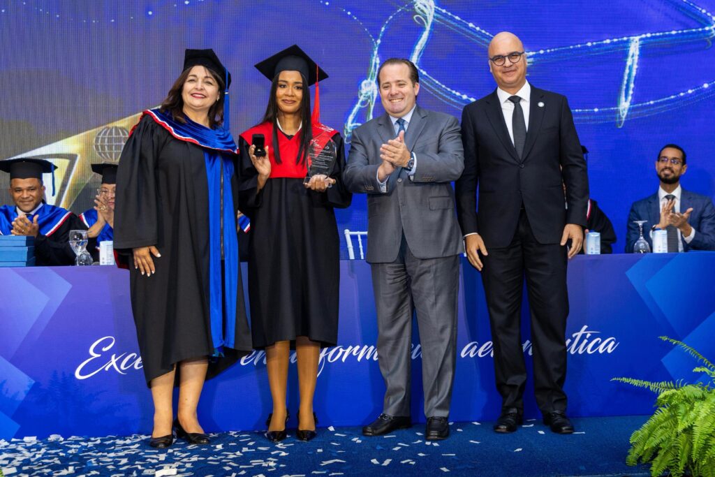José Ignacio Paliza, ministro de la Presidencia; Igor Rodríguez, director general del IDAC y Clara Fernández, rectora de la ASCA entregan el anillo de graduación a Astrid Massiel Agramonte Almonte, estudiante de honor Summa Cum Laude, con el mayor índice académico, con 3.98.