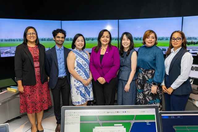 Vanessa Byas, coordinadora Técnica de la ASCA; Deepak Warrier, gerente del ministerio de Transporte de la Autoridad  de Aviación Civil de Singapur; Alberenee, subdirectora de Relaciones Internacionales de la Autoridad Civil de Singapur; Clara Fernández, directora de la ASCA; Charmaine Liu, director de la Academia de Aviación de Singapur; Elizabeth Sosa, coordinadora de Dirección y Camile Segura, Analista Legal.