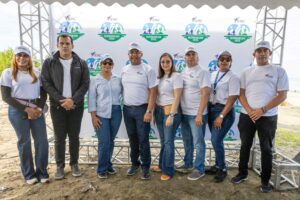  Claudio Martínez Turbí, director de Comunicaciones y Relaciones Públicas; Yildis Almonte, directora de Planificación y Desarrollo del Idac, junto a representantes municipales, del ministerio de Medio Ambiente de la zona.