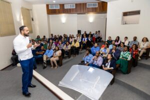 El facilitador, Edwin Quezada, mientras se dirige a los colaboradores del IDAC que participaron en la actividad.