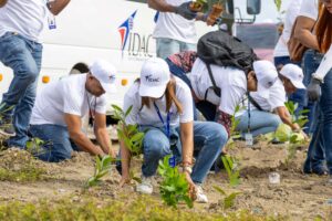 Colaboradores del Idac, durante la jornada de reforestación.