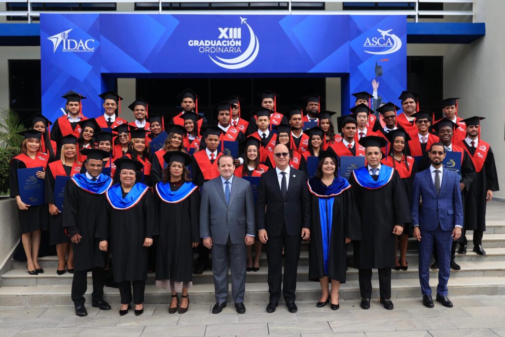  Grupo completo de graduandos en la Décimo Tercera ceremonia de graduación de la carrera Técnico Superior en Administración Aeronáutica.