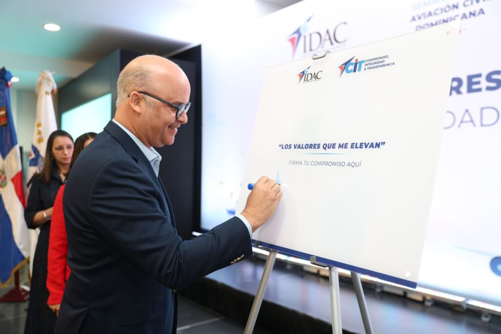 Igor Rodríguez Durán, impone su firma al documento de obligación de la institución con la transparencia.