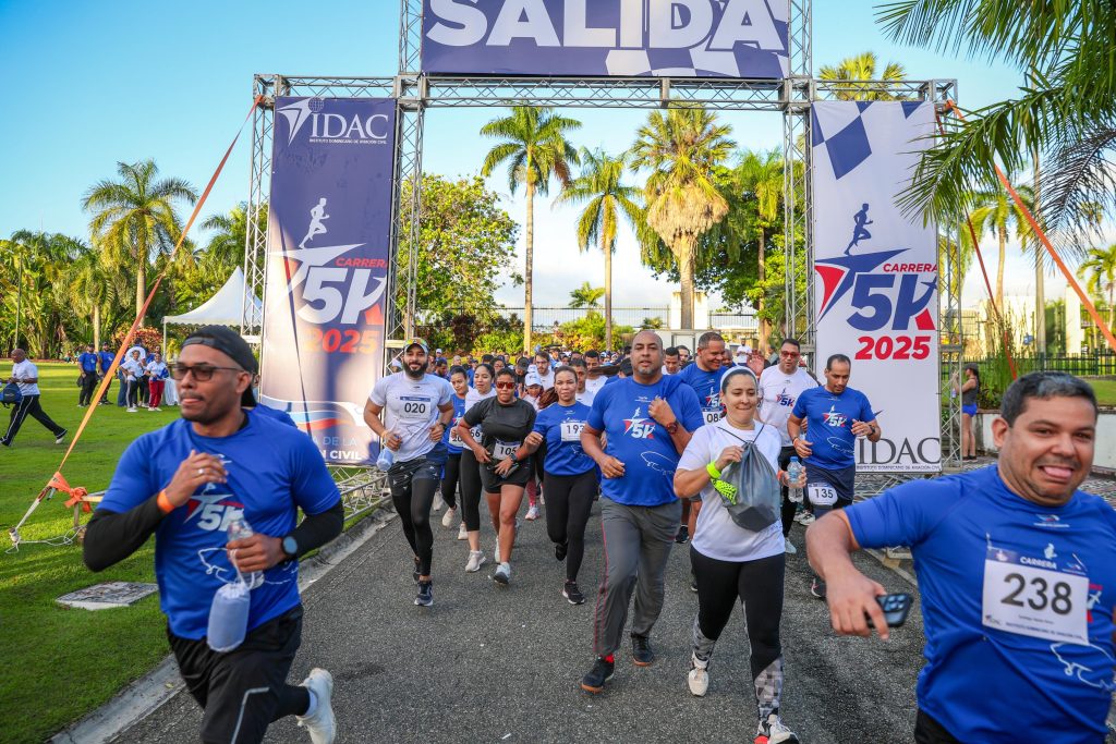 Momento en que los participantes arrancaron la carrera de los 5 kilómetros.