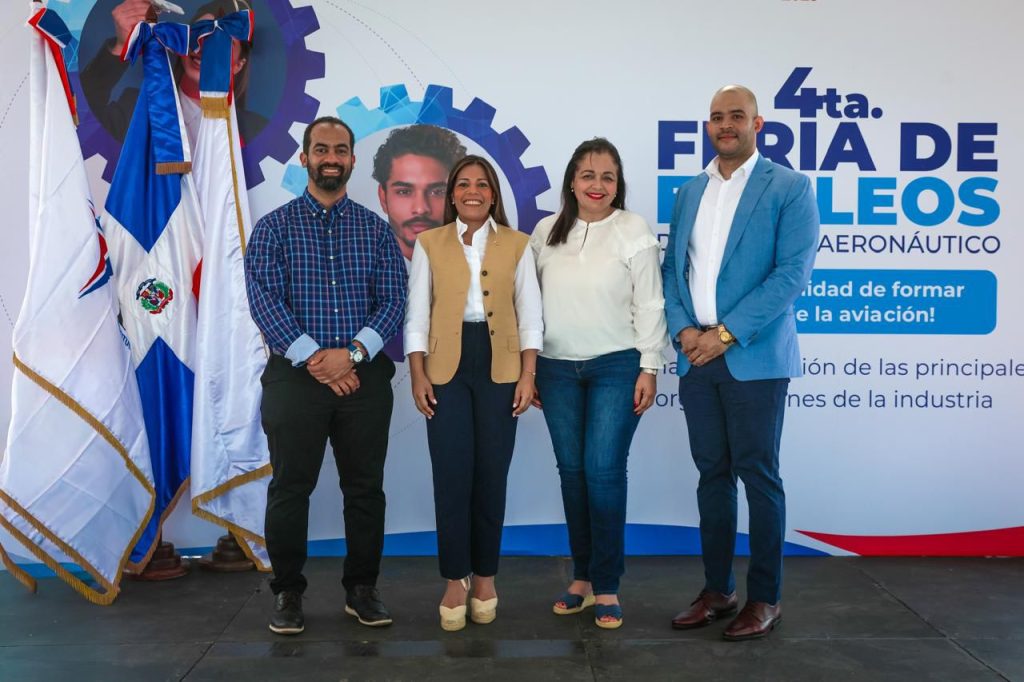 Al centro, Paola Aimée Plá Puello, subdirectora general del IDAC y Clara Fernández, directora de la Asca, junto a los panelistas Ángel Jiménez y Alvin Monegro.