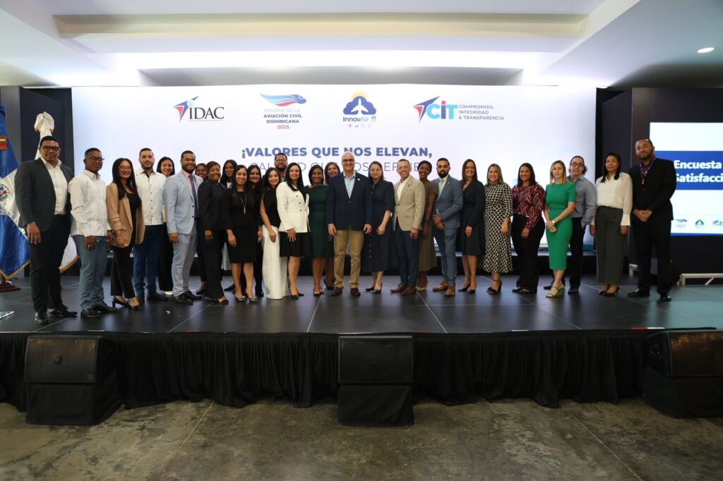 Igor Rodríguez Durán, junto a la directora a la DPD, Yildis Almonte y el equipo de esa área que trabajó en la realización de Innovair 2025.