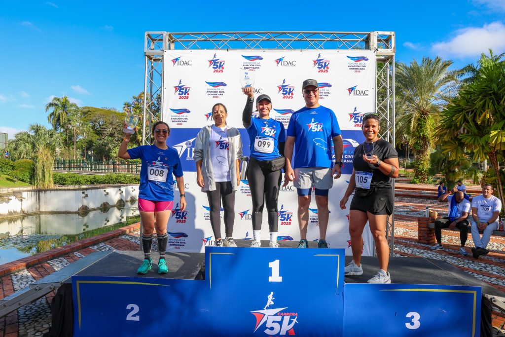 El director general del IDAC, Igor Rodríguez Durán, junto a los ganadores de las tres categorías masculina y femenina.