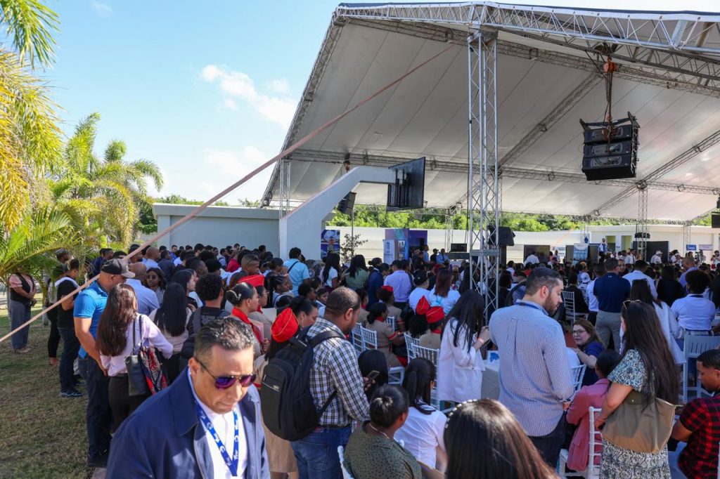 Vista panorámica de asistentes y stands de empresas participantes en la feria de empleos.
